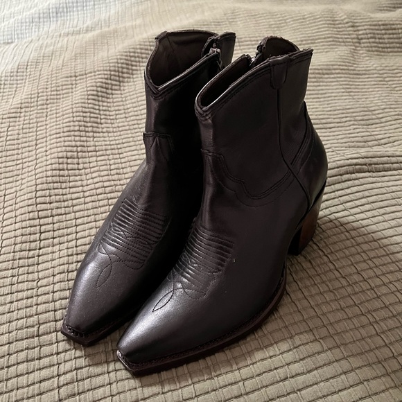 Tecovas Black Ankle Boots Sleek and Stylish - Picture 1 of 7